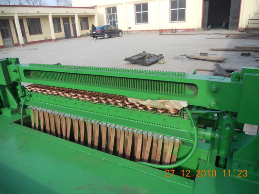 La Chine 0.8-1.2mm soudage de fil de ferraille automatique machine de soudage de clôture avec PLC et onduleur fournisseur